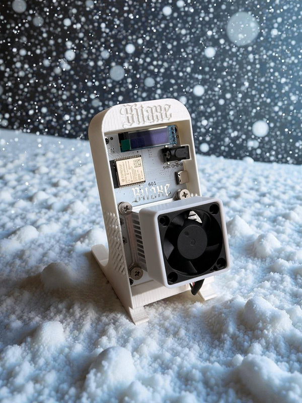 Bitaxe Gamma 601 Schreibtisch-Miner, Edition Snowstorm (Weiß), mit Noctua-Lüfter – Frontansicht